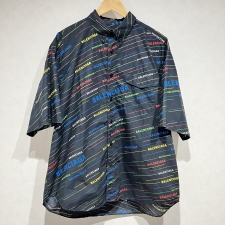 浜松入野店で、バレンシアガの19年春夏のブラックのマルチカラーロゴストライプのシャツ、556869を買取ました。状態は目立つ傷、汚れ、使用感のある中古品です。