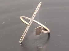 エコスタイル新宿店で、ヒロタカのGossamerコレクションからダイヤモンドバーリングを買取しました。状態は若干の使用感がある中古品です。