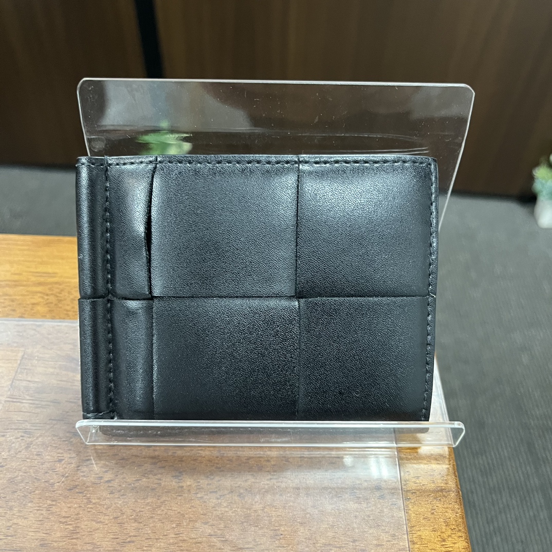 ボッテガ・ヴェネタの667039 ブラック マキシイントレチャート マネークリップ/2つ折り財布の買取実績です。