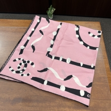心斎橋店で、シャネルの、新品同様品のココマークデザインシルクスカーフを買取しました。状態は数回使用程度の新品同様品です。
