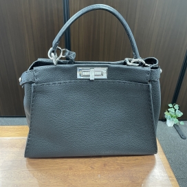 フェンディのブラック セレリア レギュラー ピーカブーの買取実績です。
