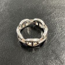 心斎橋店で、エルメスの925素材のシェーヌダンクル、アンシェネPMのリングを買取ました。状態は若干の使用感がある中古品です。