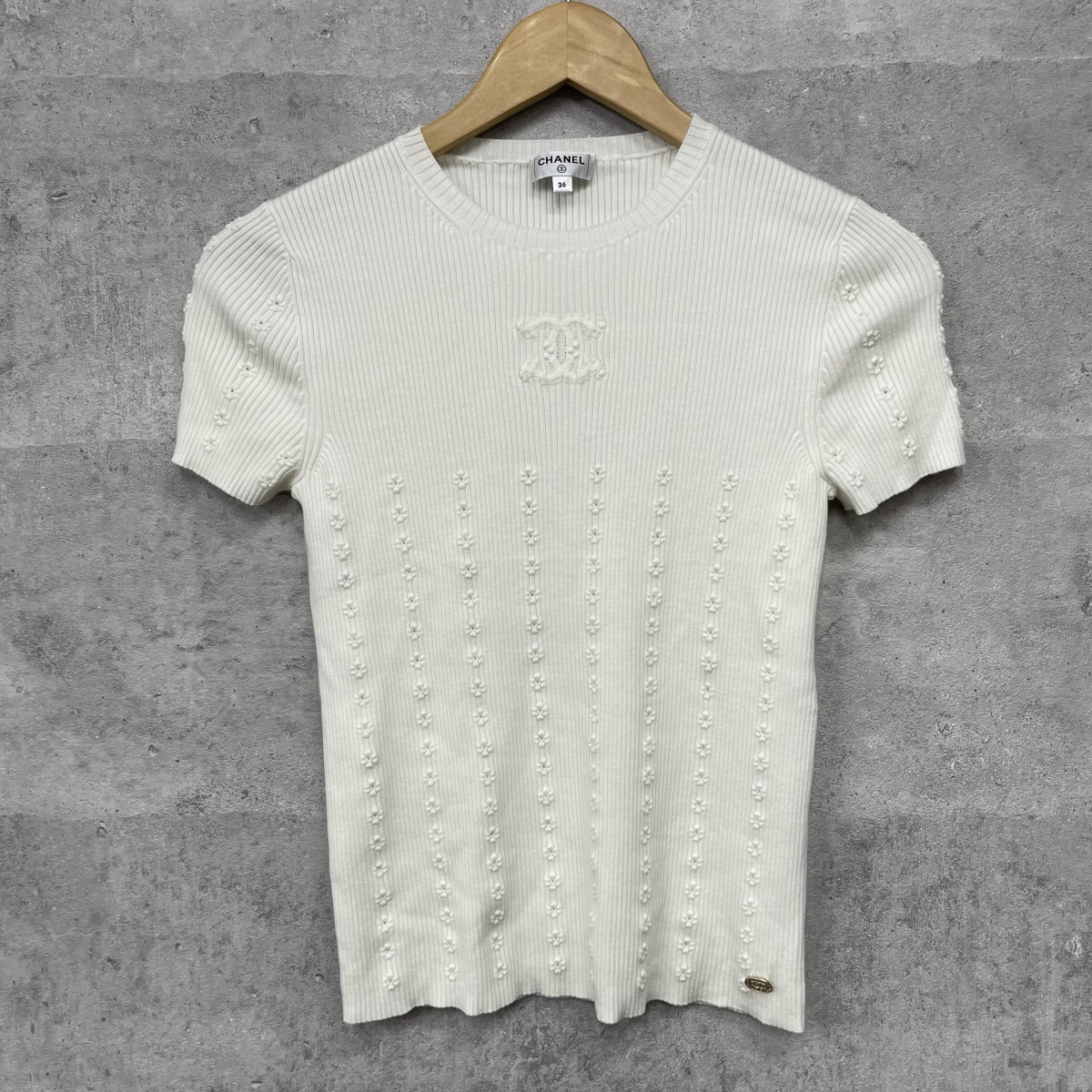 銀座本店で、シャネルの2022SSコレクションのウール混ココマーク刺繍