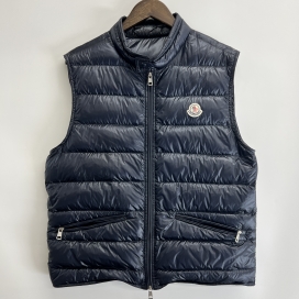 モンクレールの18年製 ネイビー GUI GILET ダウンベストの買取実績です。