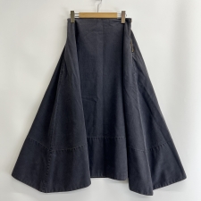 浜松入野店でマディソンブルーのバックサテン素材を使用したミモレ丈のフレアスカートを買取ました。状態は綺麗な状態の中古美品です。