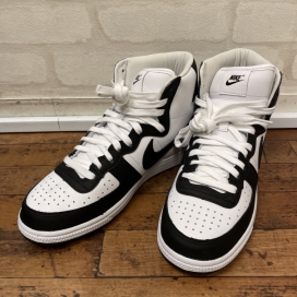 ナイキのCOMME des GARCONS HOMME PLUSコラボのターミネーターハイスニーカーFD4159-101の買取実績です。