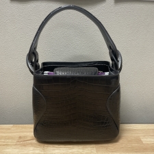 神戸三宮店にて、チビナイルのマットクロコダイルのワンハンドルバッグを高価買取いたしました。状態は未使用に近い試着程度の品です。