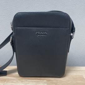 プラダのサフィアーノ スクエア ショルダーバッグの買取実績です。