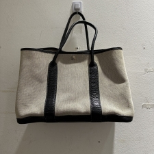 渋谷店で、エルメスのバッグ、2004年製のガーデンパーティPMを買取ました。状態は若干の使用感がある中古品です。