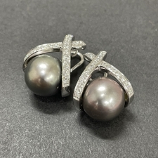 エコスタイル銀座本店で、ダミアーニの750WG、パヴェダイヤ×黒蝶真珠のクロスモチーフイヤリングを買取ました。状態は綺麗な状態の中古美品です。