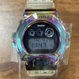 G-SHOCK(gショック)のGM-6900KITH-2CR ×KITH GM-6900 10周年記念 レインボカラー コラボウォッチの買取実績です。