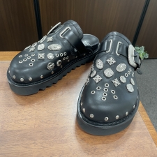 心斎橋店で、トーガヴィリリースのスタッズのサンダルのEYELET METAL SABOT、AJ1066を買取ました。状態は未使用に近い試着程度の品です。