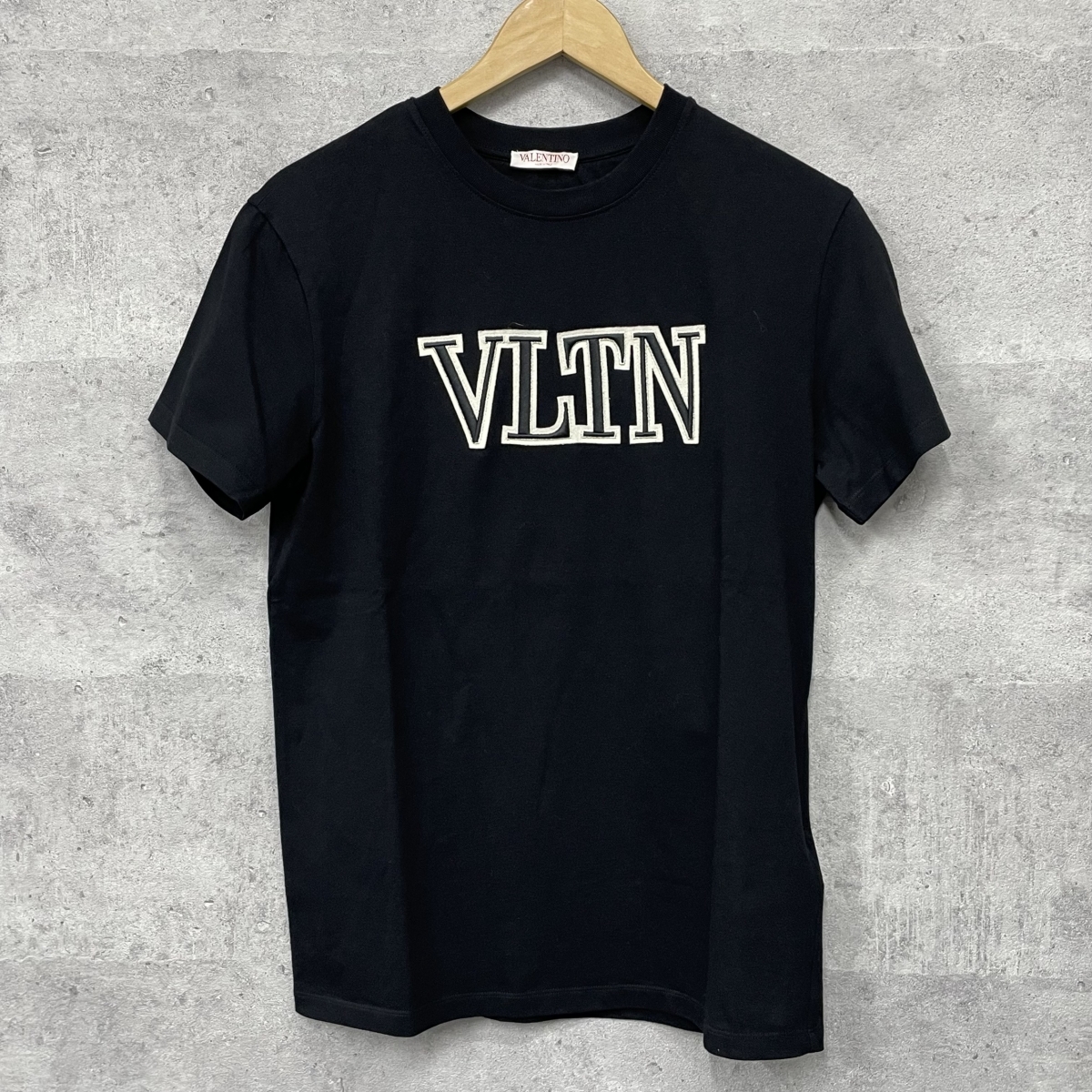 ヴァレンティノのブラック 1V3MG10V8R8 フロントロゴ 半袖Tシャツの買取実績です。