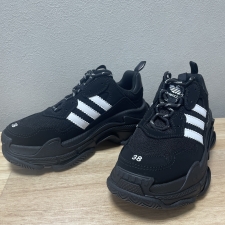 バレンシアガのadidasコラボのトリプルスニーカーＳ、712764を買取ました状態は未使用の美品です。