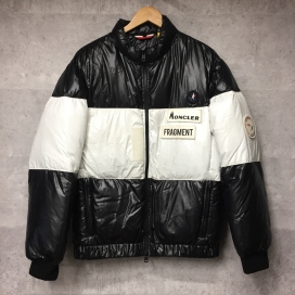 モンクレールのジーニアス×フラグメント 2018AW ブラック×ホワイト WONDRA ワッペン付き ダウンジャケットの買取実績です。