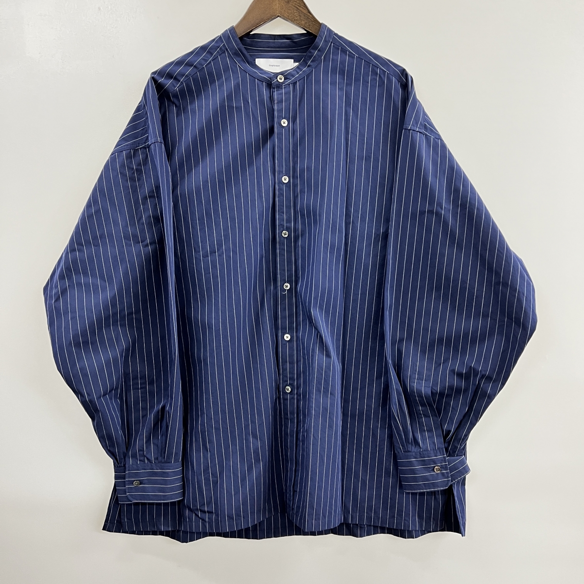 グラフペーパーのネイビー High Count Broad Stripe Band Collar Shirt GM223-50078Bの買取実績です。