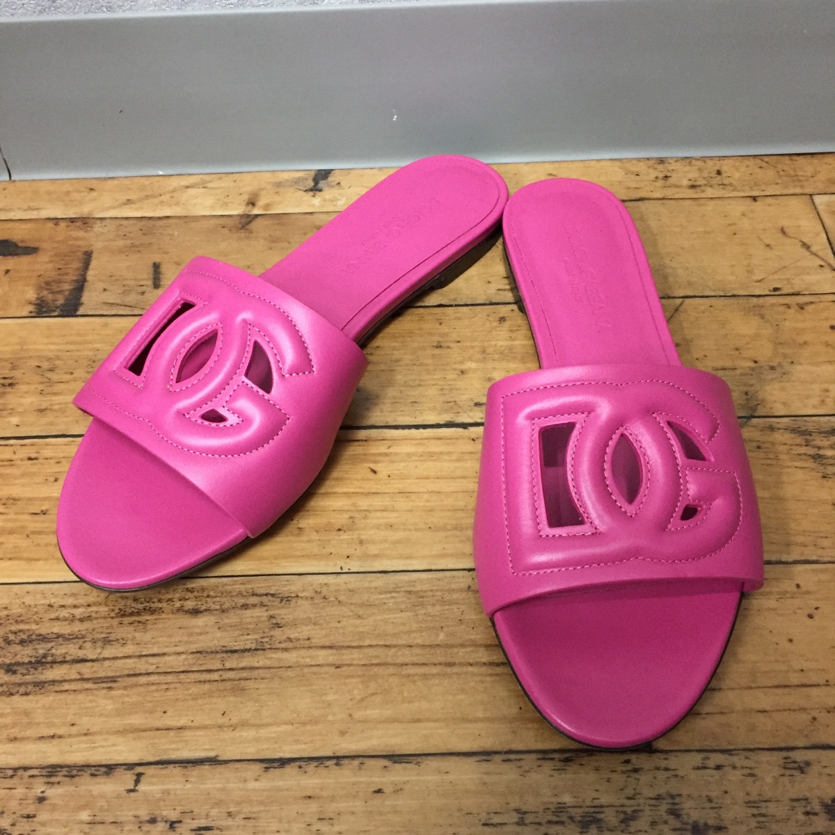 ドルチェ&ガッバーナのピンク カーフスキン ロゴデザイン フラットサンダルの買取実績です。