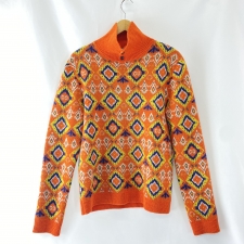 浜松入野店で、グッチのウール素材を使用したオレンジ系の総柄ハイネックセーター、597713を買取りました。状態は若干の使用感がある中古品です。