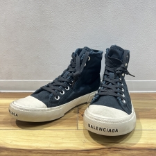 浜松入野店で、バレンシアガのヴィンテージ加工スニーカー、PARIS HIGH TOP、 688752を買取ました。状態は綺麗な状態の中古美品です。