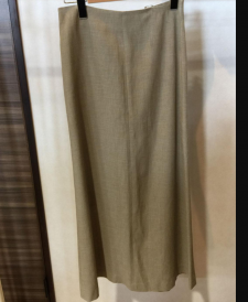 銀座本店でトゥモローランドの13050205401、メランジリネンセミマーメイドスカートを買取いたしました。状態は若干の使用感がある中古品です。