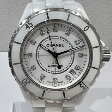 浜松入野店で、シャネルのセラミッククォーツ時計、J12のホワイト、H5703を買取ました。状態は若干の使用感がある中古品です。