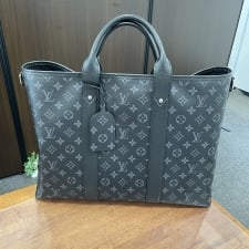 心斎橋店で、ルイヴィトンのモノグラムタイガのウィークエンド・トートNM、M30937を買取ました。状態は綺麗な状態の中古美品です。