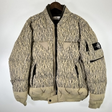 浜松入野店で、ストーンアイランドのレインカモ柄のパテッドジャケット、7515433E1を買取ました。状態は若干の使用感がある中古品です。