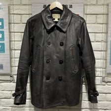 新宿店で、ダブルアールエルのバッファローレザーを使用したピーコートを買取しました。状態は綺麗な状態の中古美品です。