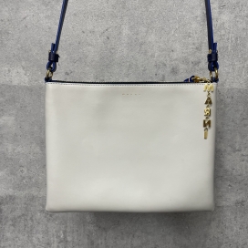 マルニの2020AW ホワイト×ブルー シャイニーカーフスキン バイカラー 2wayショルダーバッグの買取実績です。