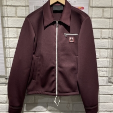 新宿店で、プラダの18AW、SBG043ラバーロゴジップアップブルゾンを買取いたしました。状態は綺麗な状態の中古美品です。