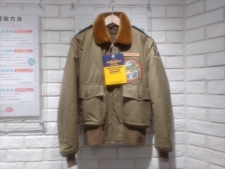 新宿店で、トイズマッコイのB-10カスタムのムーンライトコマンド仕様のフライトジャケットを買取しました。状態は未使用品です。