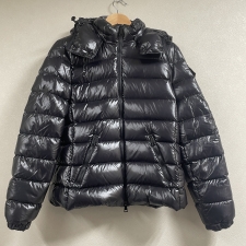 神戸三宮店でモンクレールのブラックのダウンジャケット、BADYを買取しました。状態は若干の使用感がある中古品です。