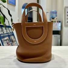 渋谷店で、エルメスのハンドバッグ、インザループ18を買取りました。状態は新品未使用品です。