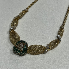 神戸三宮店にて、ピアジェの37Pダイヤモンドとエメラルドが装飾されたネックレスを高価買取いたしました。状態は通常使用感のお品物です。