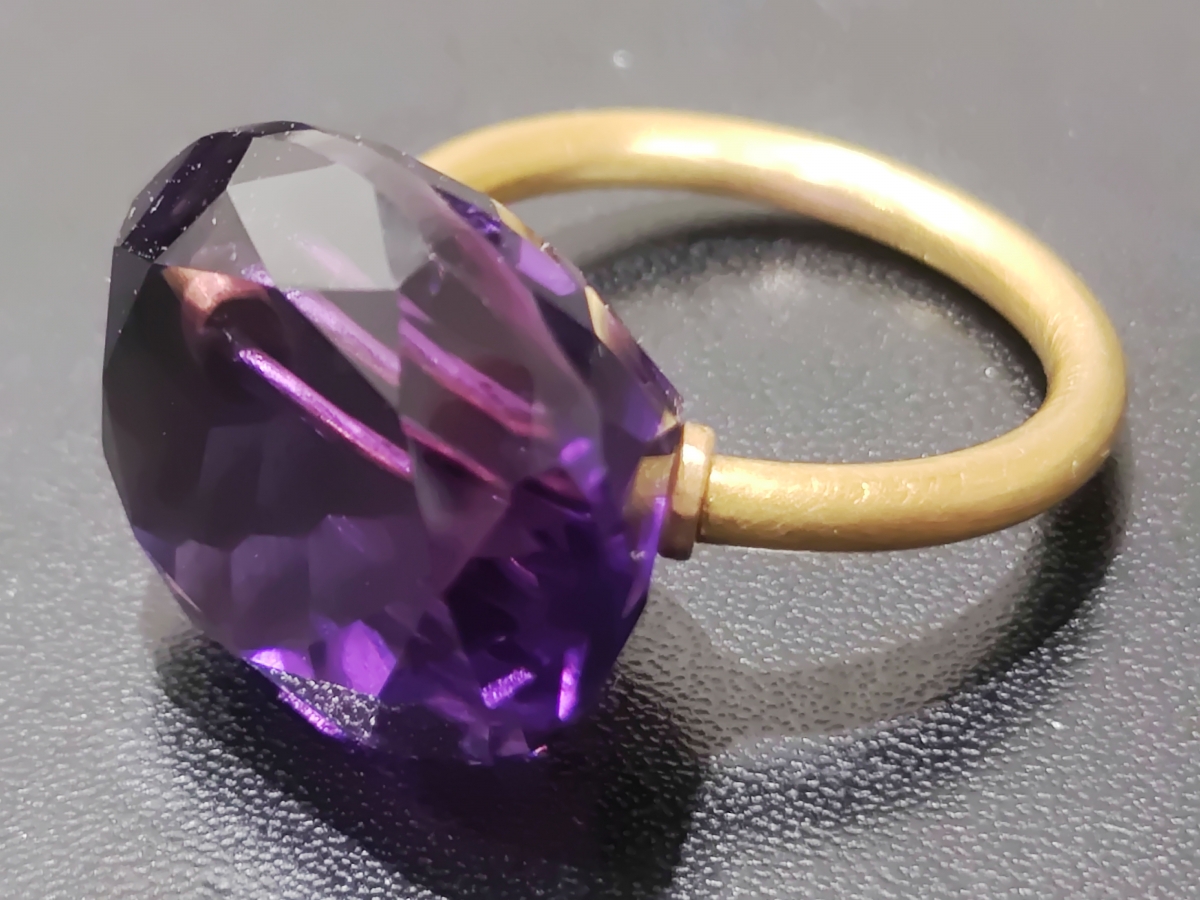 新宿店で、エツコソノベの大粒のアメシストを使用したリング、Rh-106を