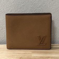 神戸三宮店にて、ルイヴィトンのミレジムレザーコレクションから登場した二つ折り財布である、ポルトフォイユスレンダー・M81770を高価買取いたしました。状態は綺麗な状態のお品物です。