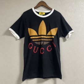 グッチの×アディダス フロントロゴプリント半袖Tシャツ 727694の買取実績です。