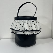 心斎橋店で、セツコサジテールのホワイトとブラックのドットデザインのピクニックバッグを買取ました。状態は未使用品です。