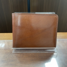 心斎橋店で、ワイルドスワンズのフルグレインブライドルレザーの二つ折り財布、GROUNDERを買取ました。状態は若干の使用感がある中古品です。