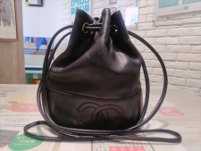 新宿でシャネル買取。ココマークがデザインされたドローストリングバッグを買取しました。状態は若干の使用感がある中古品です。