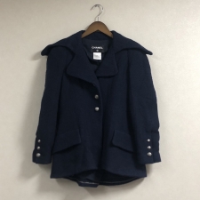 神戸三宮店にて、シャネルの2008年AWモデルとして発売された、ライオン釦のウールジャケットを高価買取いたしました。状態は通常使用感のお品物です。