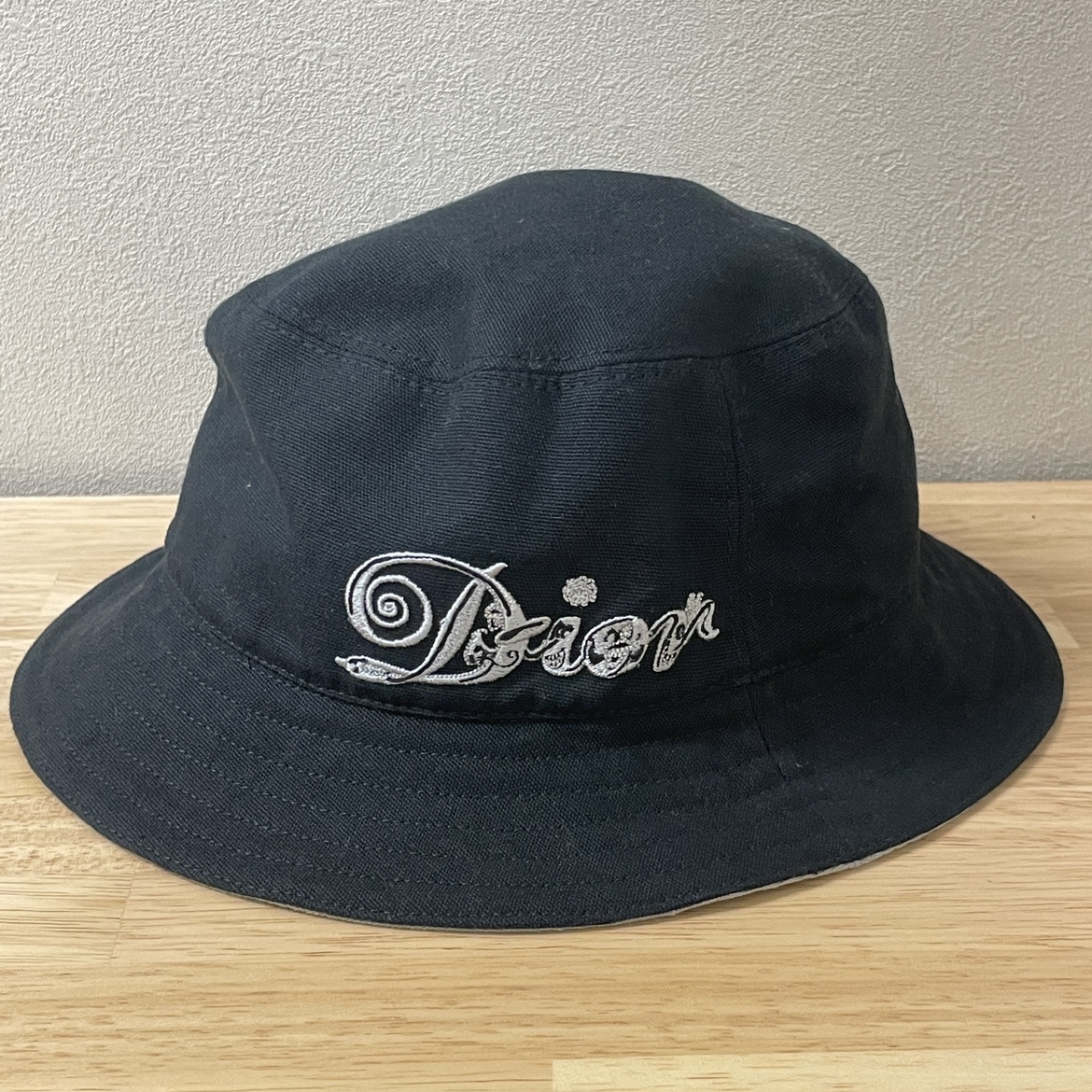 神戸三宮店でディオールのケニーシャーフとのコラボアイテムのバケット