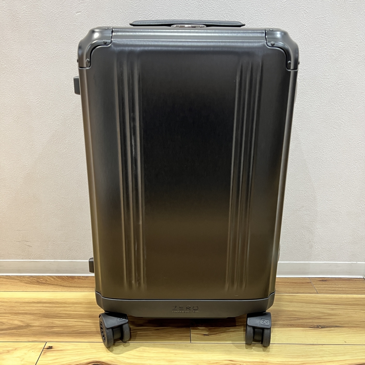 ゼロハリバートンの4輪 クラシックアルミニウム 33L スーツケースの買取実績です。