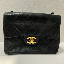 シャネルの2番台 ラムスキン シングルフラップ マトラッセ ショルダーバッグの買取実績です。