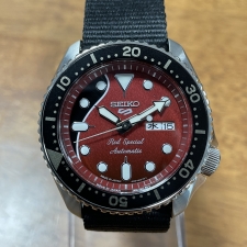 心斎橋店で、セイコー5のブライアン・メイコラボレーション限定モデルの自動巻き時計、SBSA073を買取しました。状態は未使用品です。