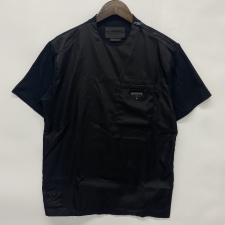 浜松入野店で、プラダの20年製のRe-Nylon切替クルーネック半袖Tシャツを買取ました。状態は未使用に近い試着程度の品です。