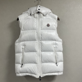 モンクレールの22年 ホワイト BORMES GILET BORMES VEST　ダウンベストの買取実績です。