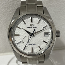 浜松入野店で、グランドセイコーの白文字盤のスプリングドライブ、自動巻きの腕時計、SBGA011を買取ました。状態は若干の使用感がある中古品です。