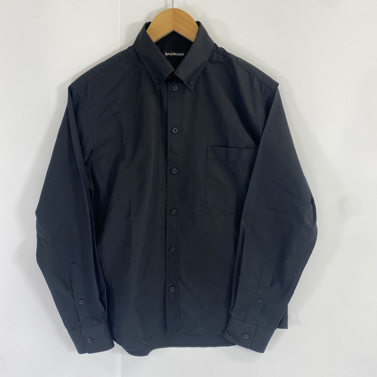 バレンシアガの21SS ブラック ボタンダウンコットンシャツ 642266の買取実績です。