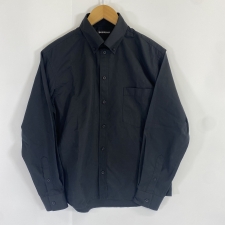 浜松入野店で、バレンシアガの21SSのブラックカラーのボタンダウンコットンシャツ、642266を買取ました。状態は若干の使用感がある中古品です。
